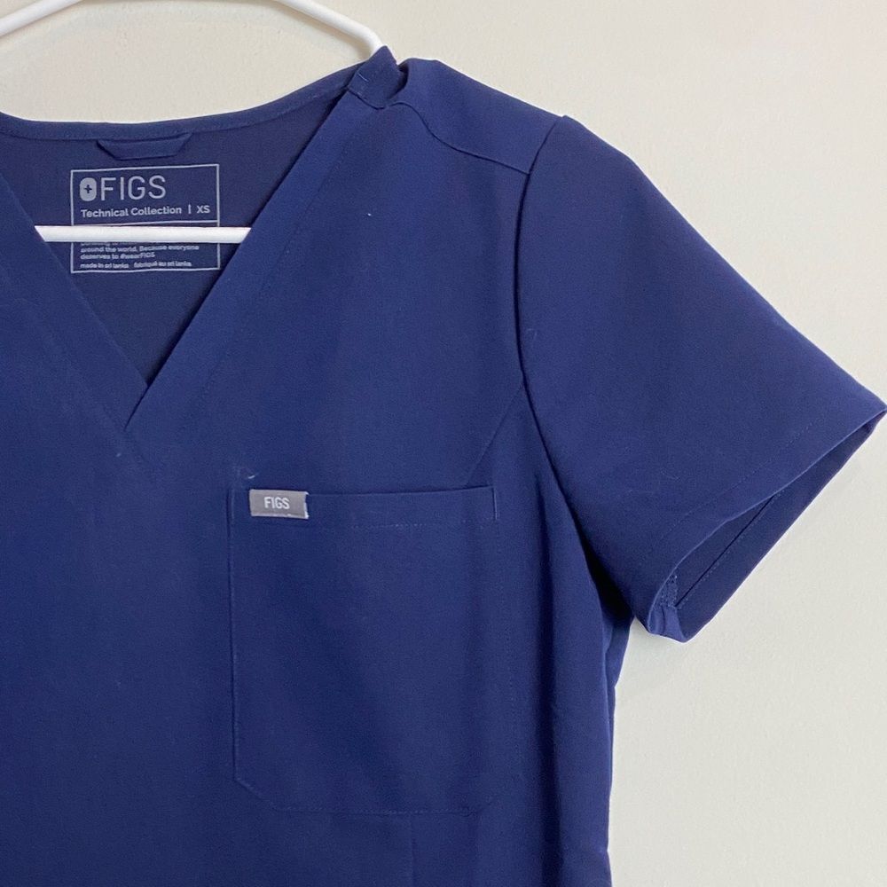 Figs Navy Blue Scrub Set: Catarina Top, Cargo Jogger Scrub Pants XS - Picture 3 of 9